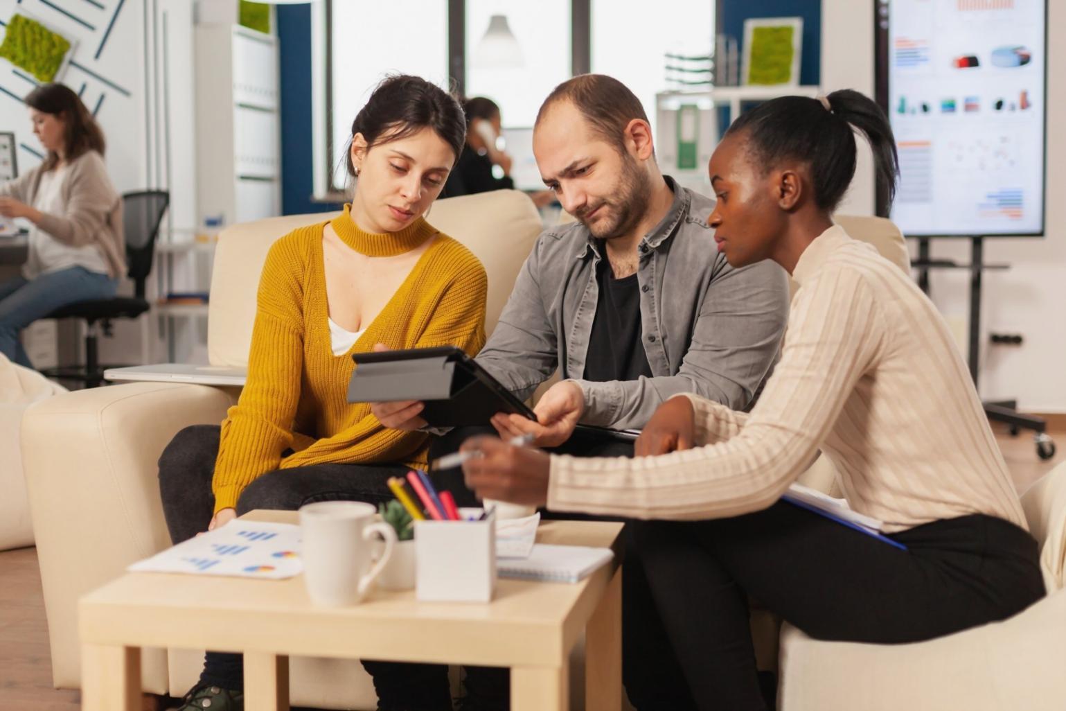 Ambiente di lavoro moderno per la gestione dei sistemi IT e formazione professionale