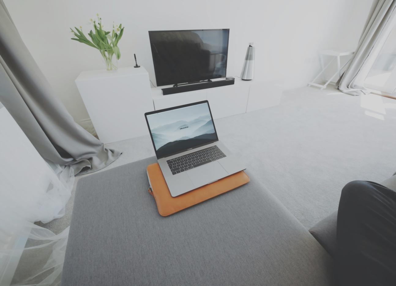 Ambiente di apprendimento con postazioni tecniche moderne