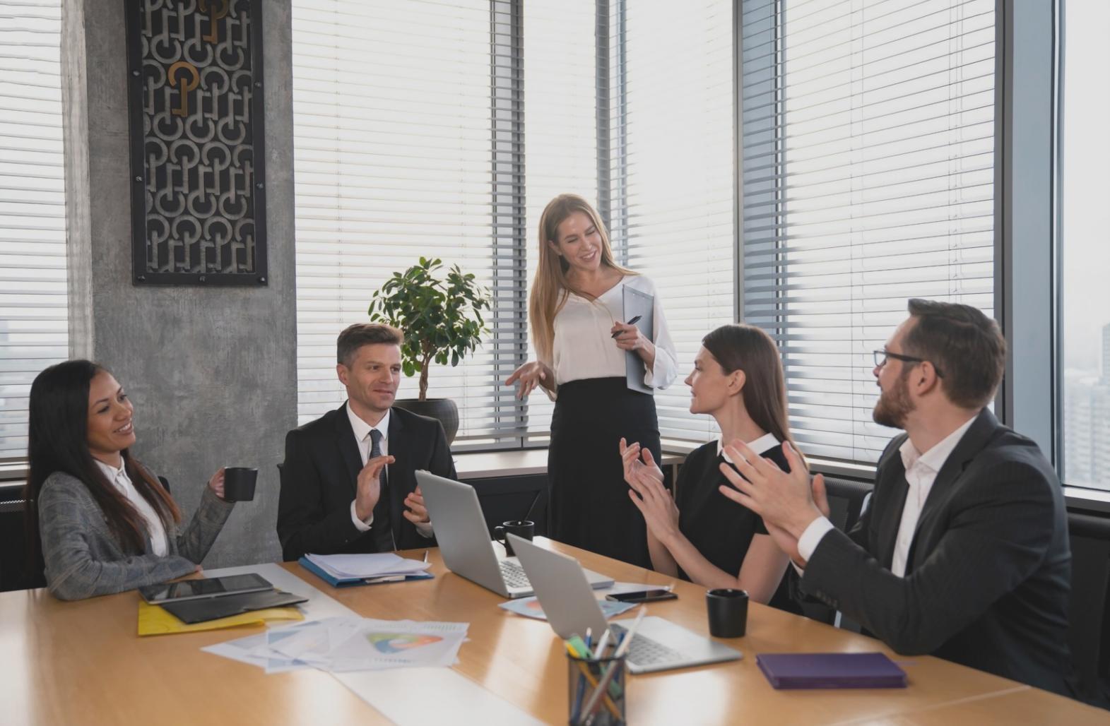 Ambiente di lavoro bulomorion con postazioni tecniche